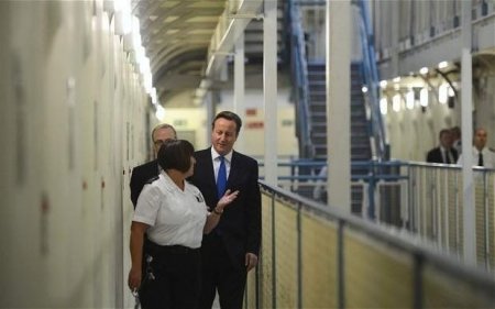 Их Британи хоригдлуудаа гэрт нь амьдруулж хиймэл дагуулын холбоогоор хянана