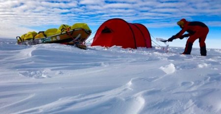 33 настай америк эр Антарктид тивийг явганаар хөндлөн гулд туулсан анхны хүн болжээ