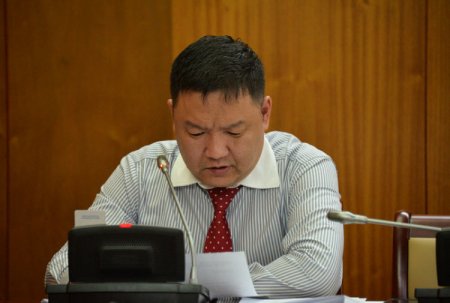 Сангийн сайд асан Б.Болорыг “Монголын зэс корпорац”-тай холбоотой хэрэгт яллагдагчаар татжээ